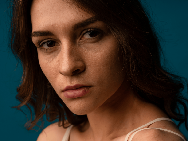 Junge Frau schaut genervt in die Kamera.