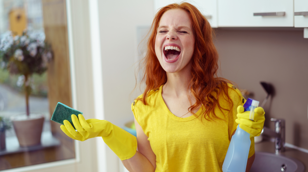 Rothaarige Frau beim Putzen