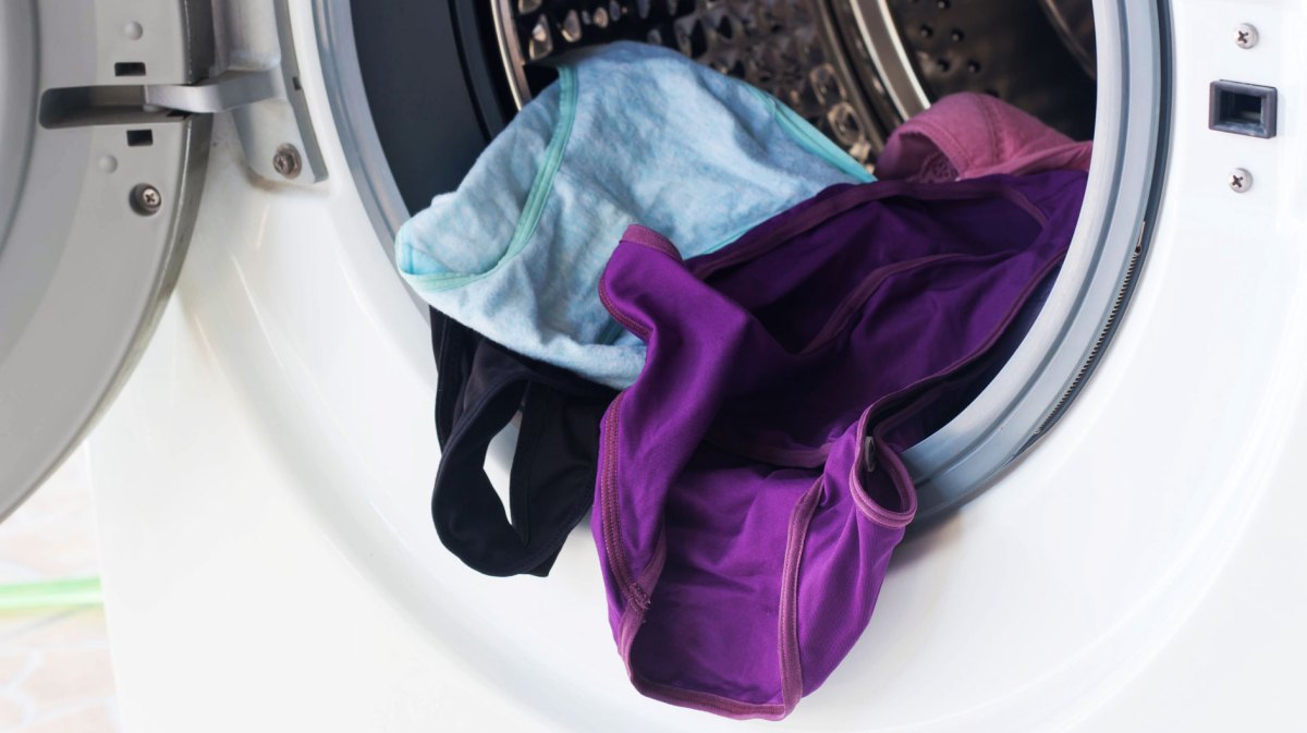 Unterwäsche in der offenen Waschmaschine
