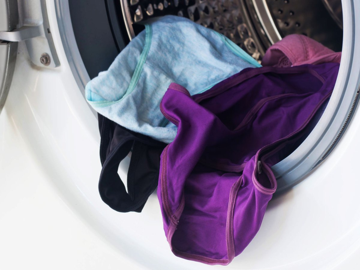 Unterwäsche in der offenen Waschmaschine