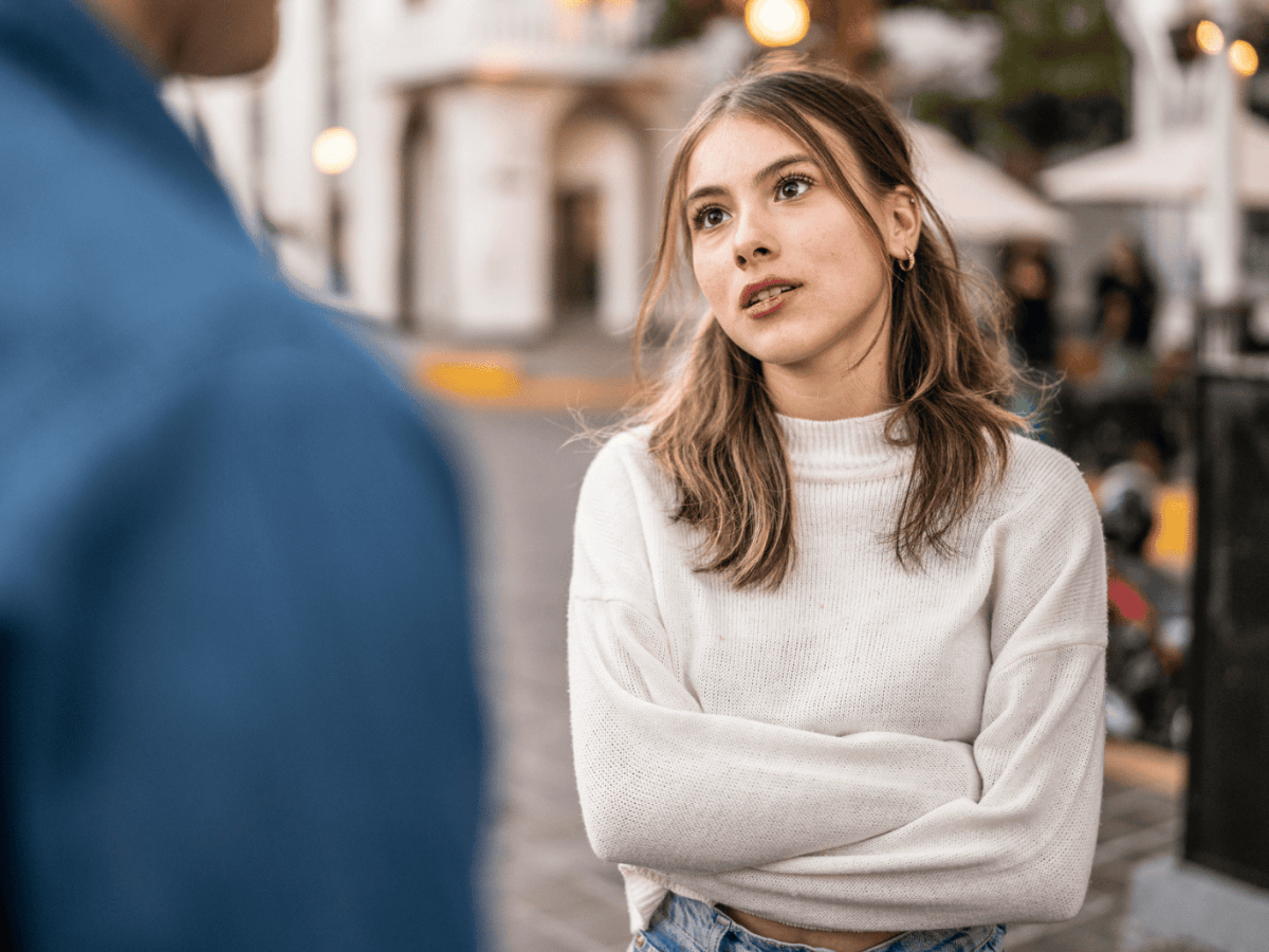 Junges Paar streitet sich im Freien.