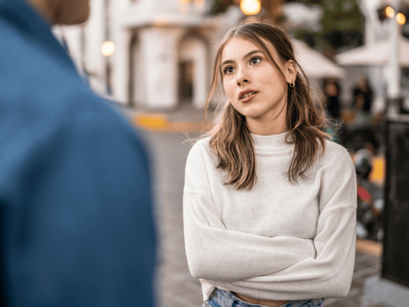 Junges Paar streitet sich im Freien.