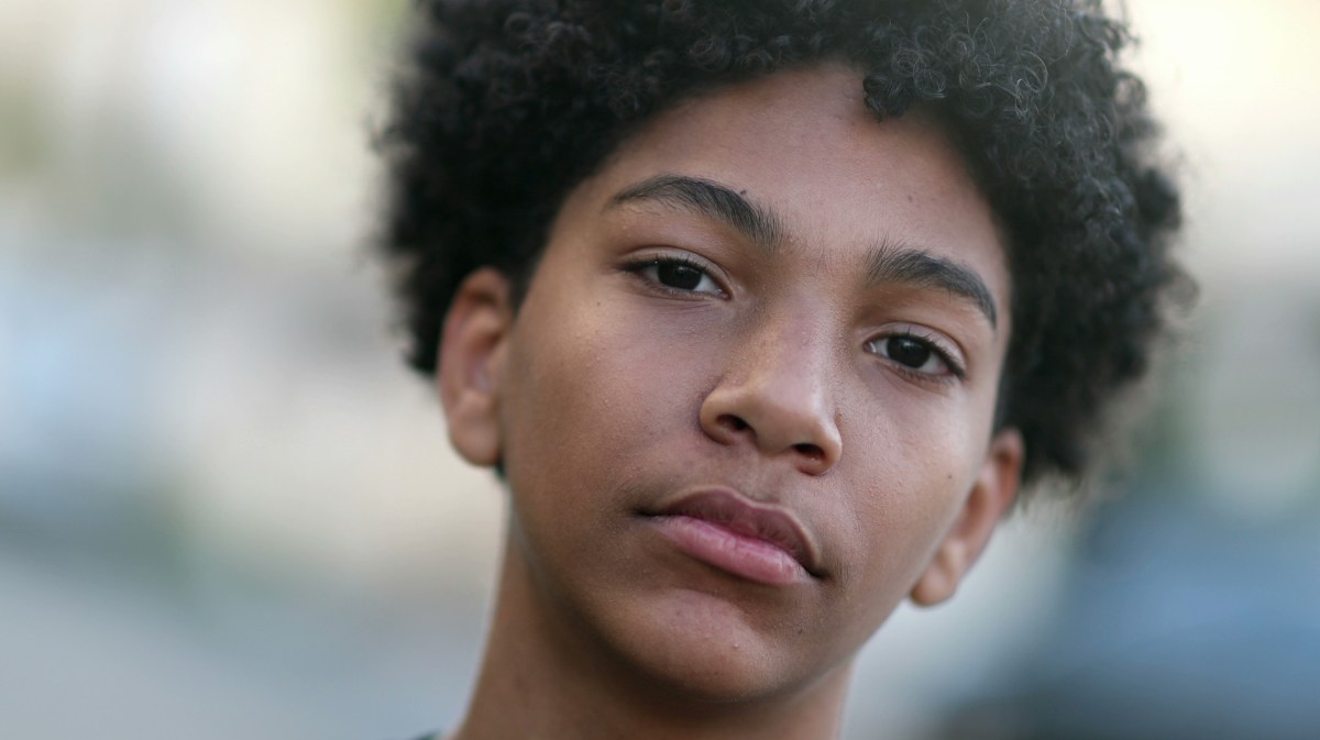 Porträt eines ernsten Teenagerjungen.