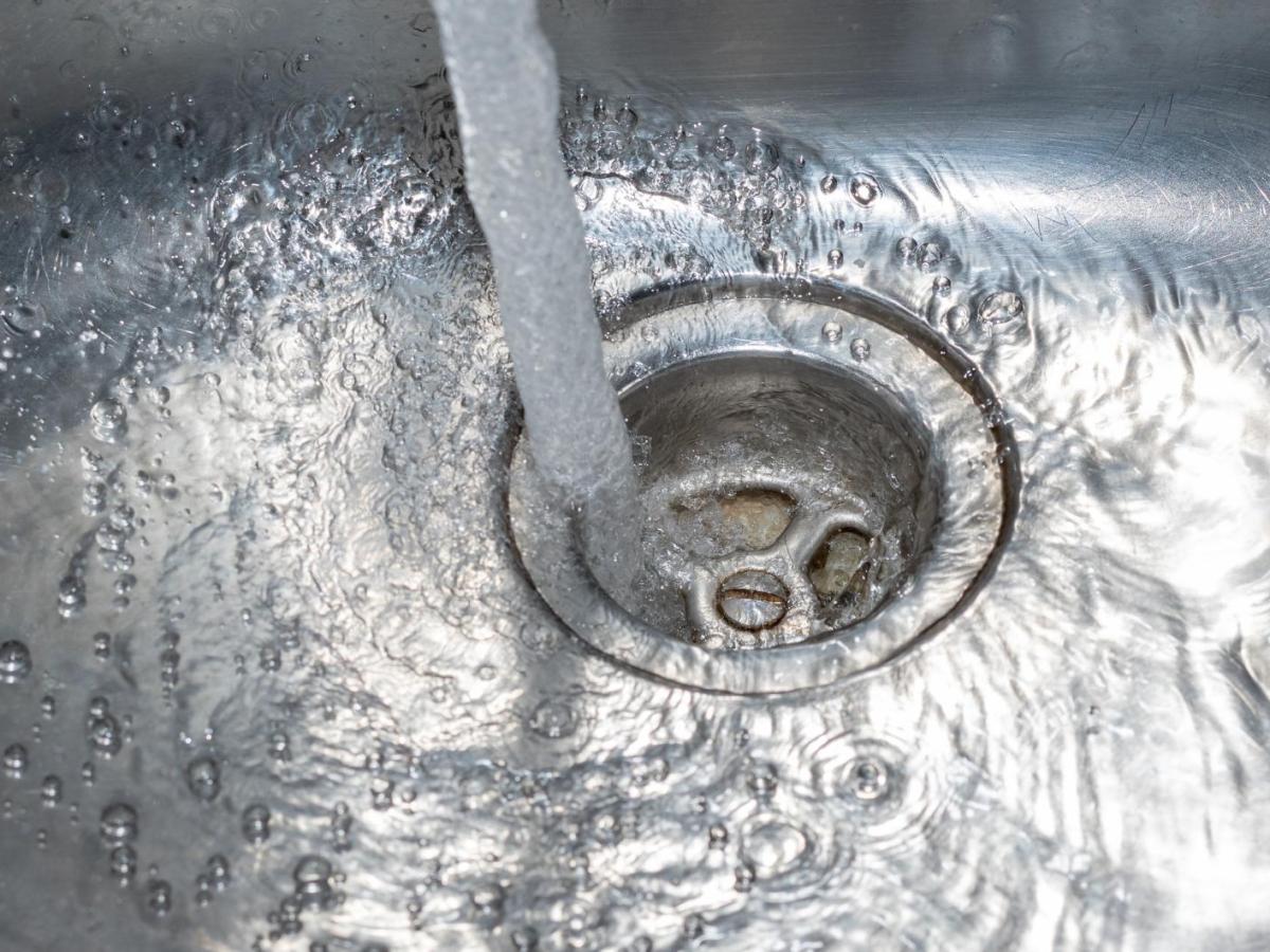 Spülbecken verstopft: Diese Hausmittel machen den Abfluss frei