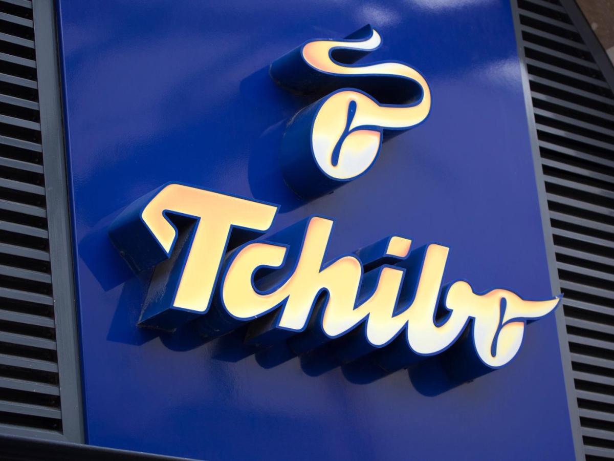 Tchibo Logo an einem Shop.