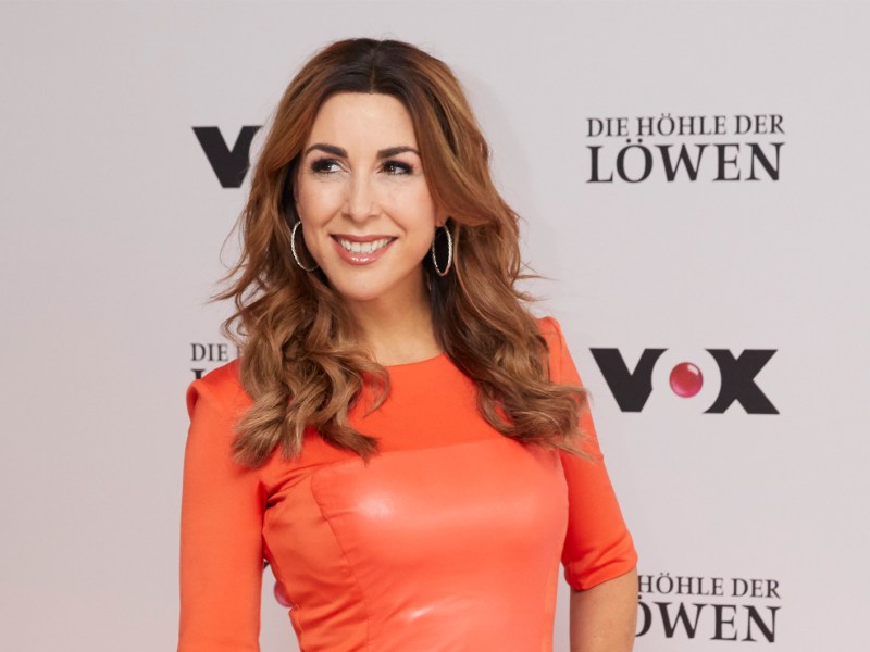 Unternehmerin Judith Williams in einem orangenen Kleid