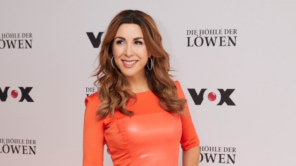 Unternehmerin Judith Williams in einem orangenen Kleid