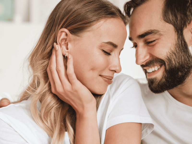 Frau und Mann Stirn an Stirn lächeln mit geschlossenen Augen