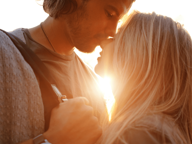 Frau und Mann schauen sich bei Sonnenschein innig in die Augen