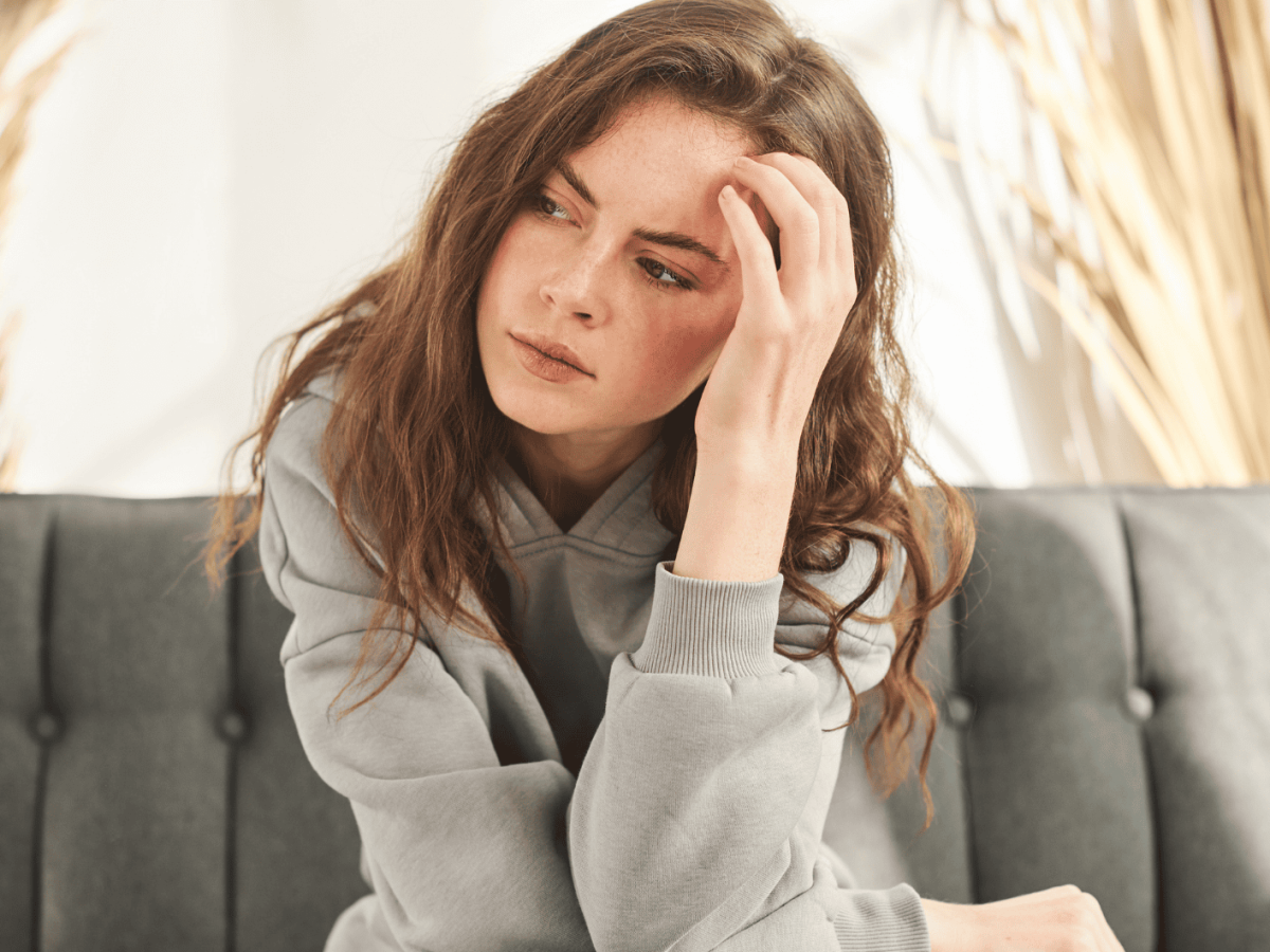 Frau schaut frustriert