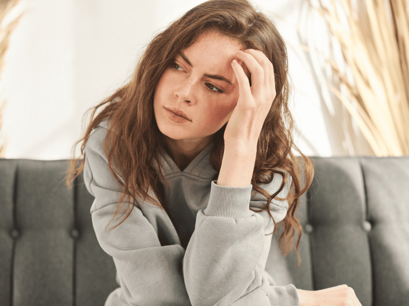 Frau schaut frustriert