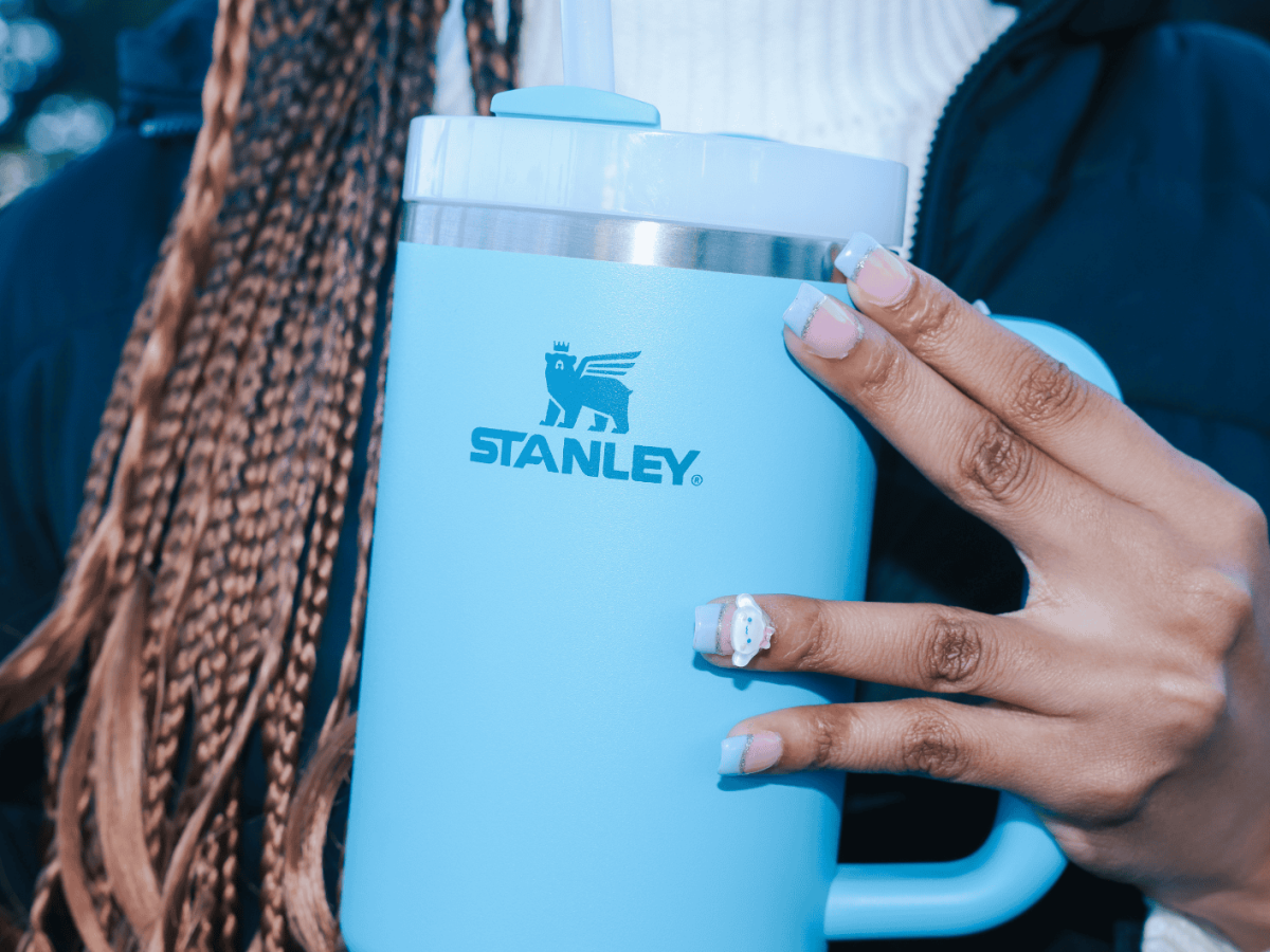 Berson hält Stanley Thermobecher in der Hand