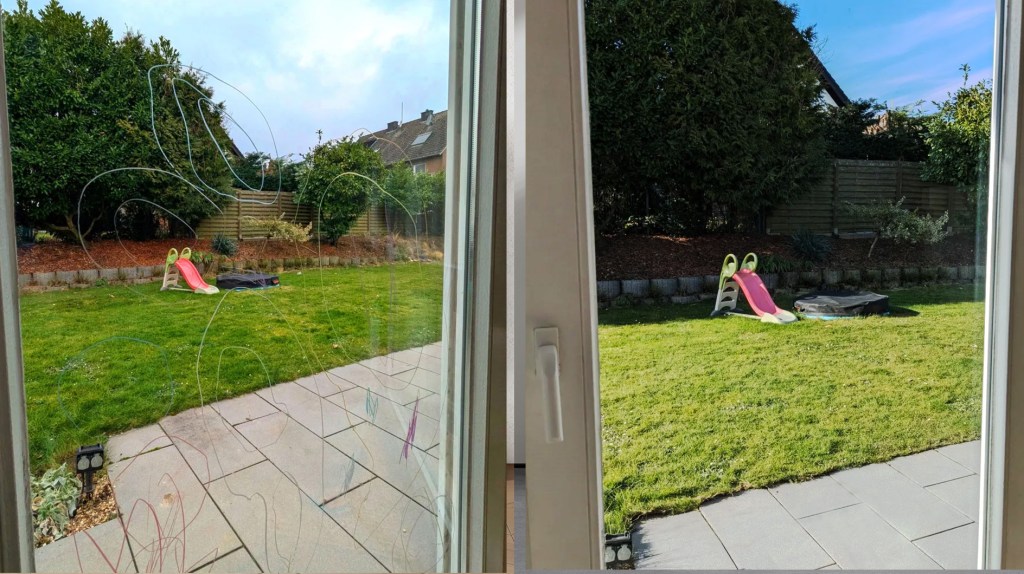 Vergleich eines Fensters mit Kinderkritzeleien links und sauberer Scheibe rechts, mit Blick auf einen Garten mit Rutsche und Sandkasten.