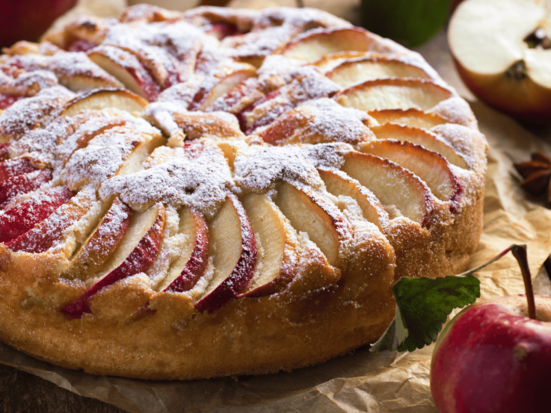 Apfelkuchen auf einem Holztisch.