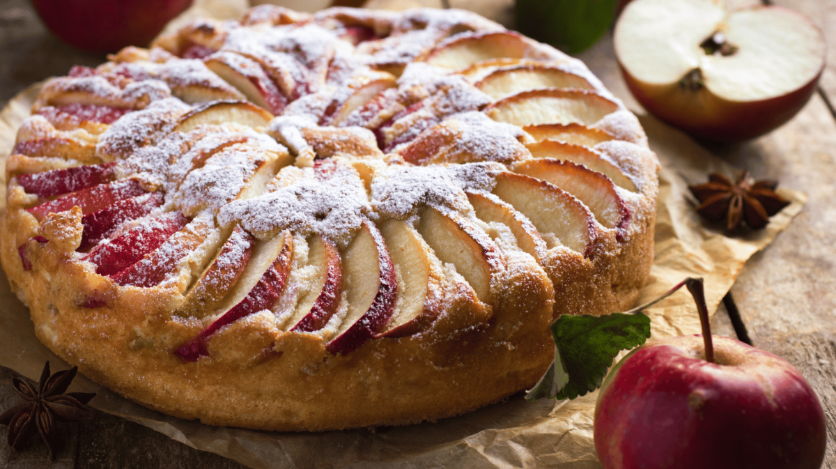 Apfelkuchen auf einem Holztisch.