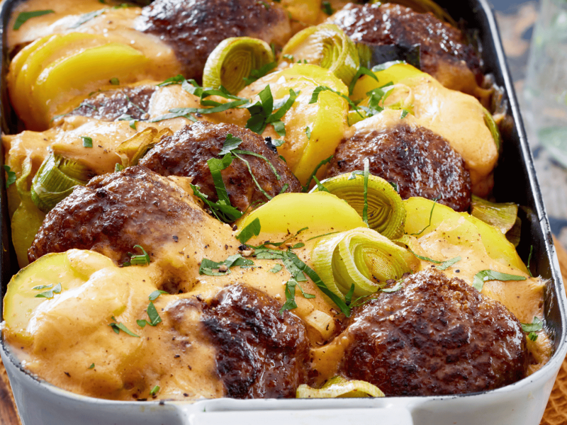 Auflauf mit Frikadellen und Kartoffeln.