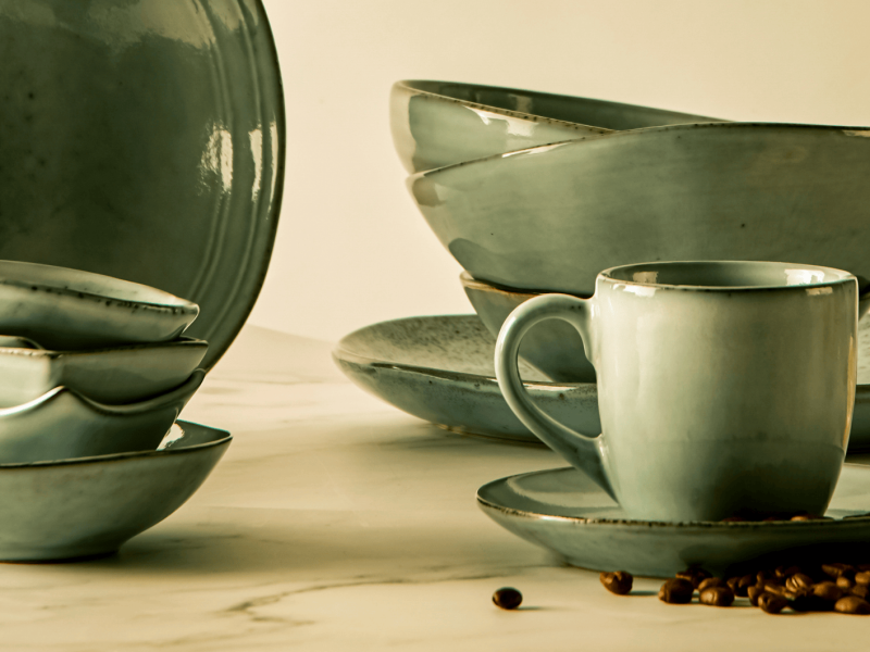 Grüne Keramik auf einem Tisch.