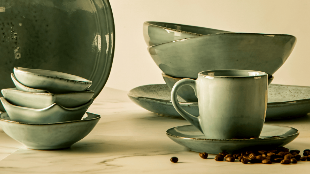 Grüne Keramik auf einem Tisch.