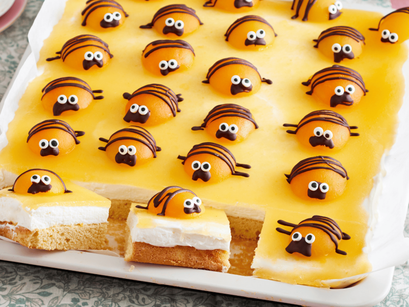Kuchen mit Mandarinen, die wie Käfer aussehen.