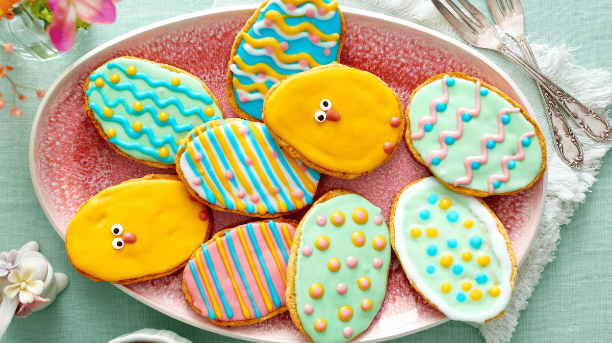 Selbstgemacht Amerikaner, die wie Ostereier verziert wurden.