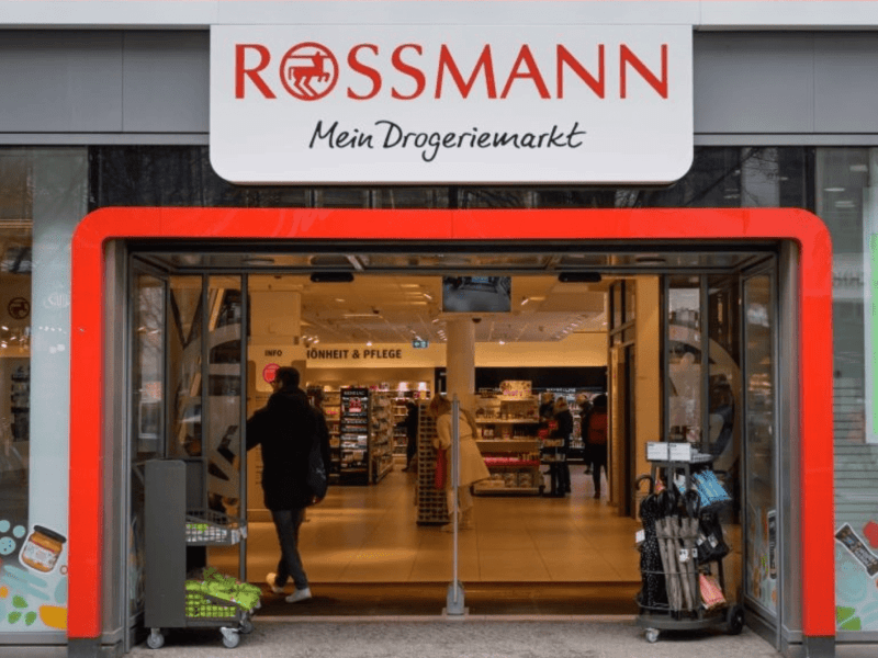 Rossmann-Laden von außen, eine Person geht gerade in den Drogeriemarkt.