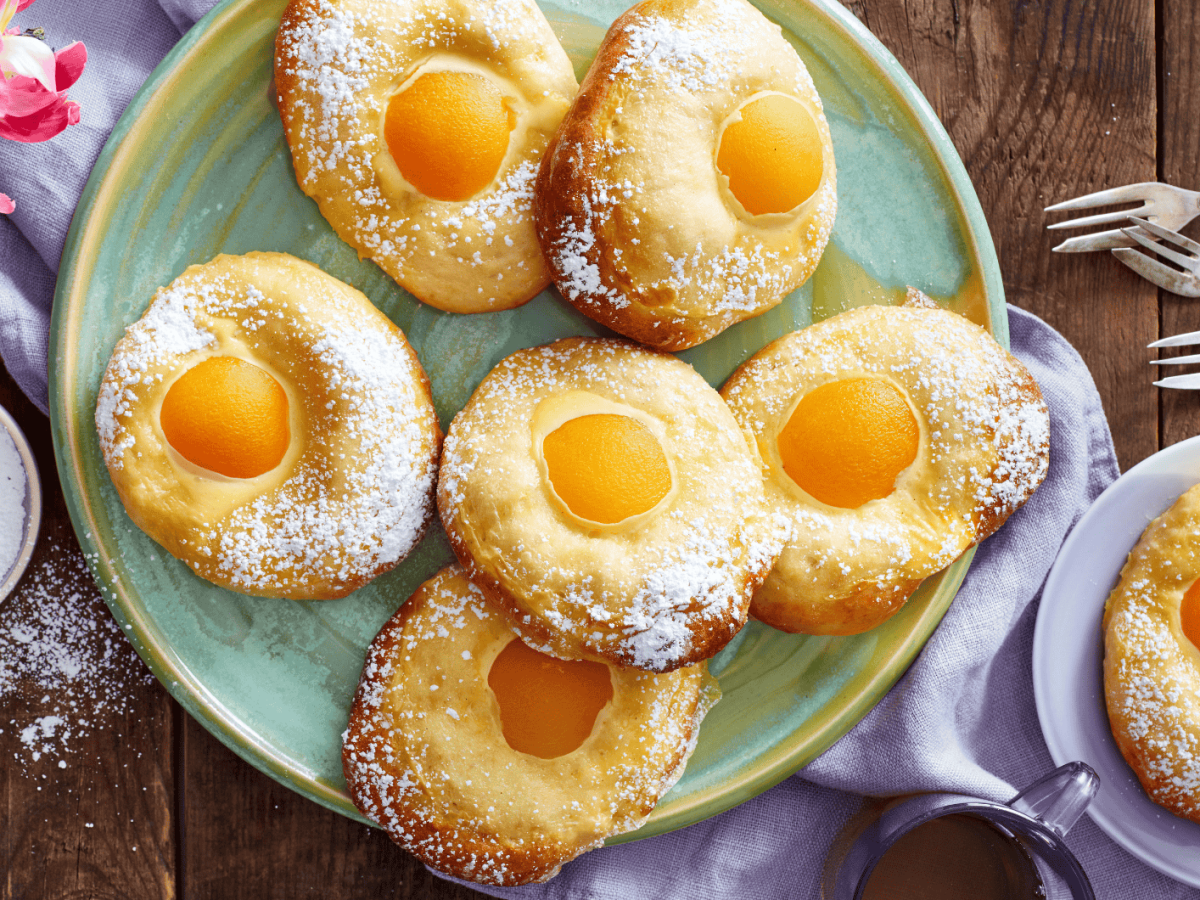 Süße Spiegeleier zu Ostern? Diese Teilchen sind der Hingucker auf jeder Kaffeetafel