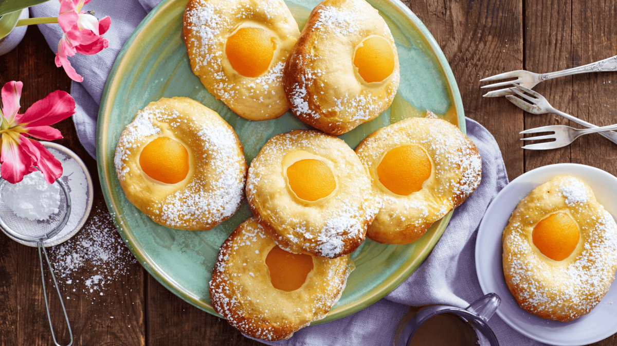 Quark-Teilchen, die aussehen wie Spiegeleier auf einem grünen Teller.