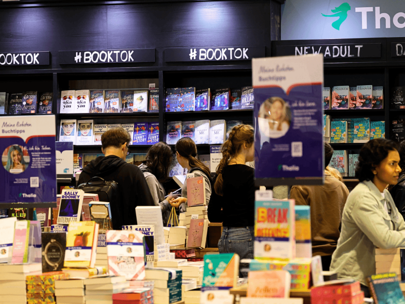 In einem Thalia-Shop, B&uuml;cher sind zu sehen und Menschen, die darin st&ouml;bern.