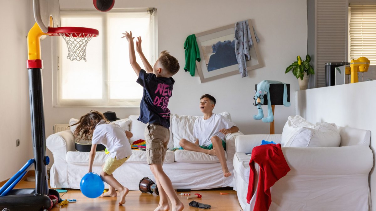 Jungs alleine zu Hause machen ordentlich Chaos im Wohnzimmer.