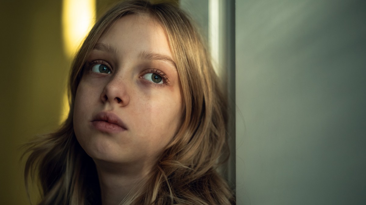 Porträt eines traurigen Mädchens, ca. 13 Jahre alt.