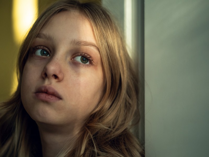 Porträt eines traurigen Mädchens, ca. 13 Jahre alt.