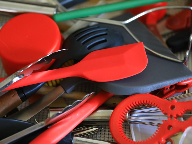 Küchenschublade mit vielen Kochlöffeln