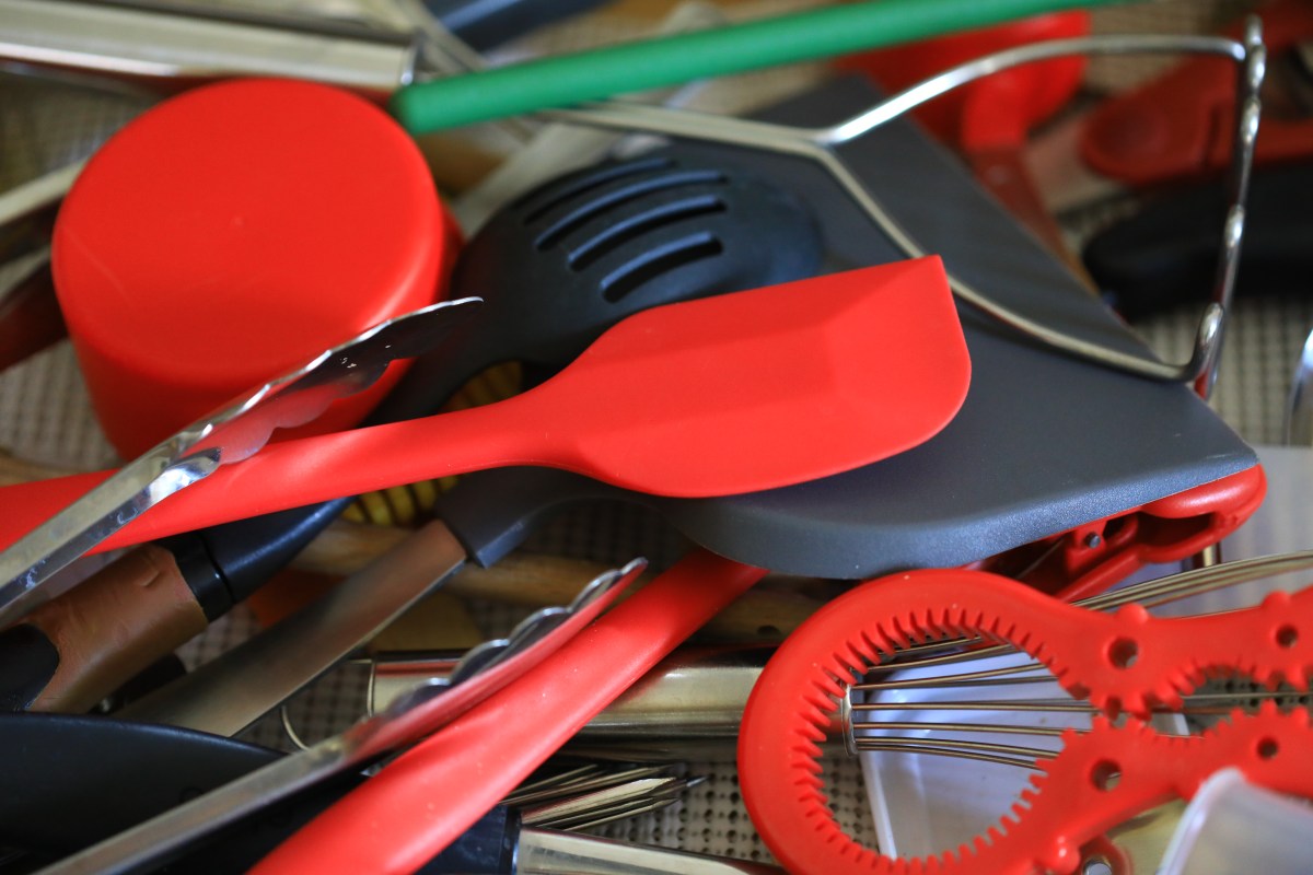 Küchenschublade mit vielen Kochlöffeln