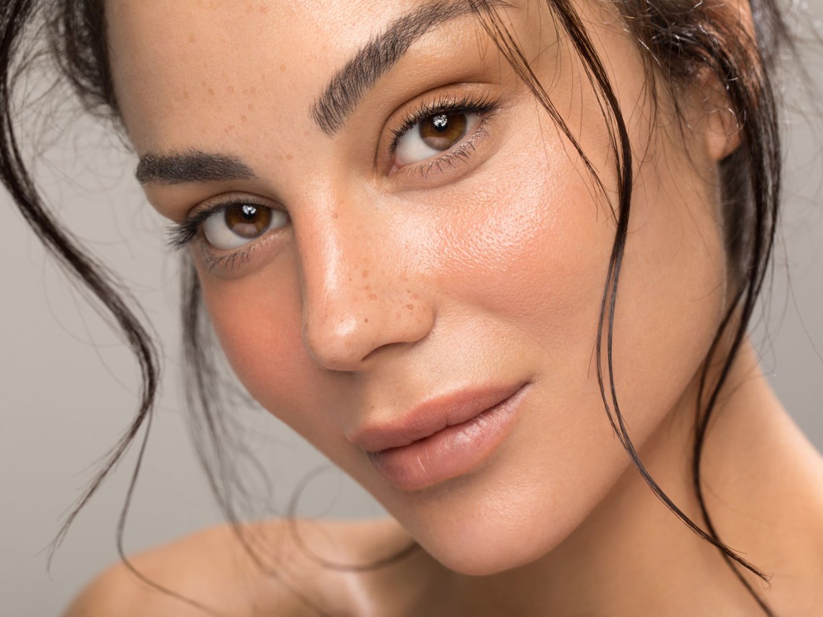 Frau mit ebenm&auml;&szlig;iger Haut und einem sch&ouml;nen Glow im Gesicht.