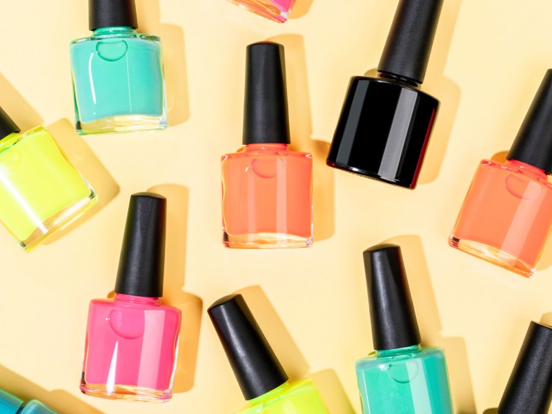 Bunte Lackfarben mit sommerlichen Tönen.