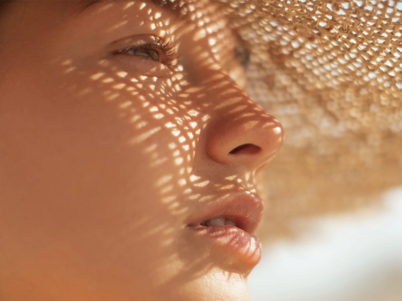Frau mit gebräuntem Teint in der Sonne