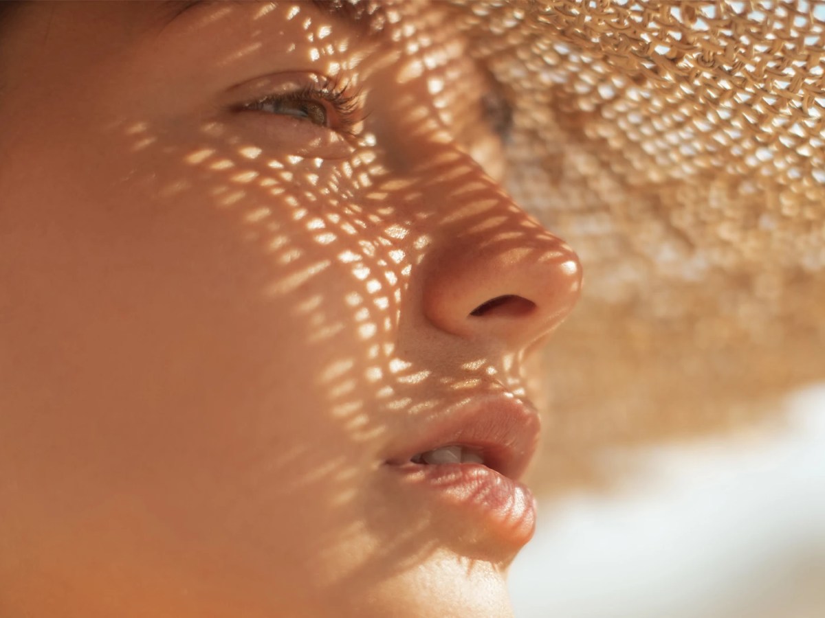 Frau mit gebräuntem Teint in der Sonne