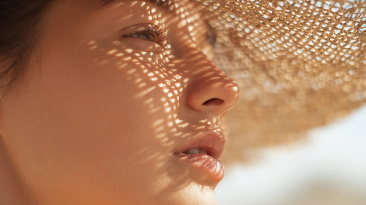 Frau mit gebräuntem Teint in der Sonne