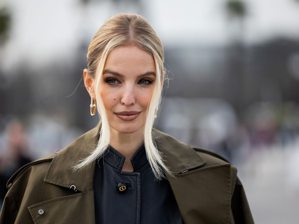 Leonie Hanne mit Bluse und Trenchcoat.