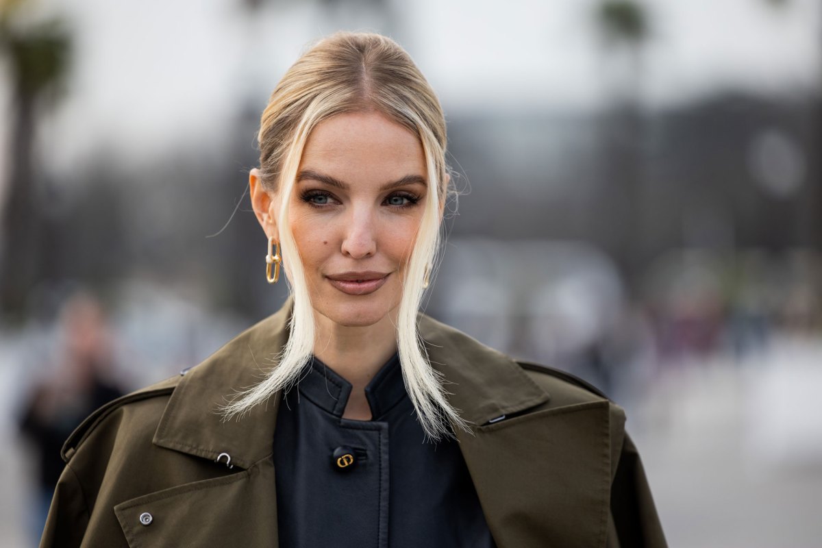 Leonie Hanne mit Bluse und Trenchcoat.