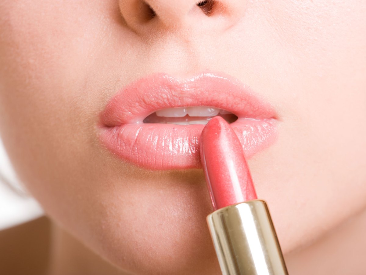 Frau mit einem rosefarbenen Lippenstift