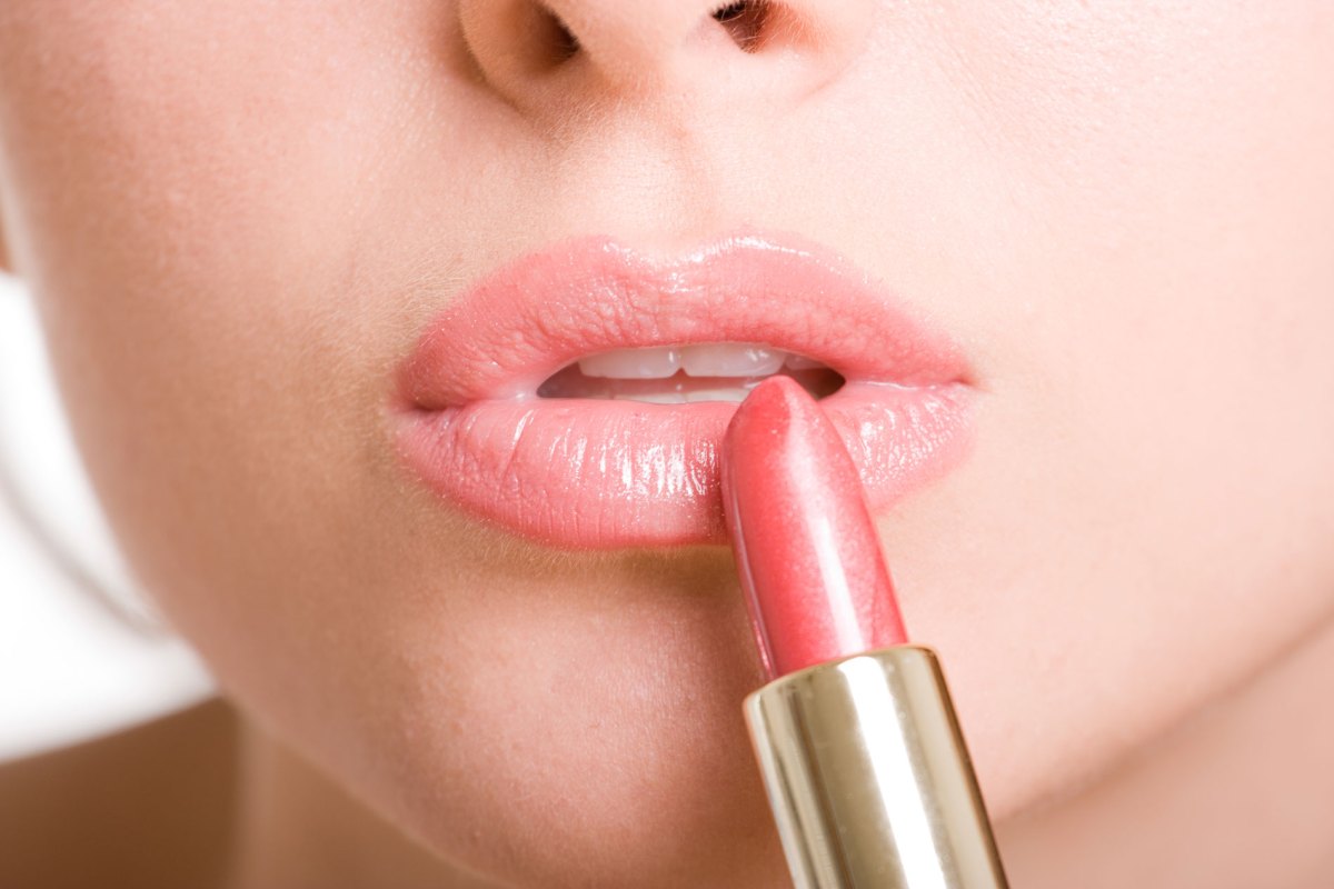 Frau mit einem rosefarbenen Lippenstift