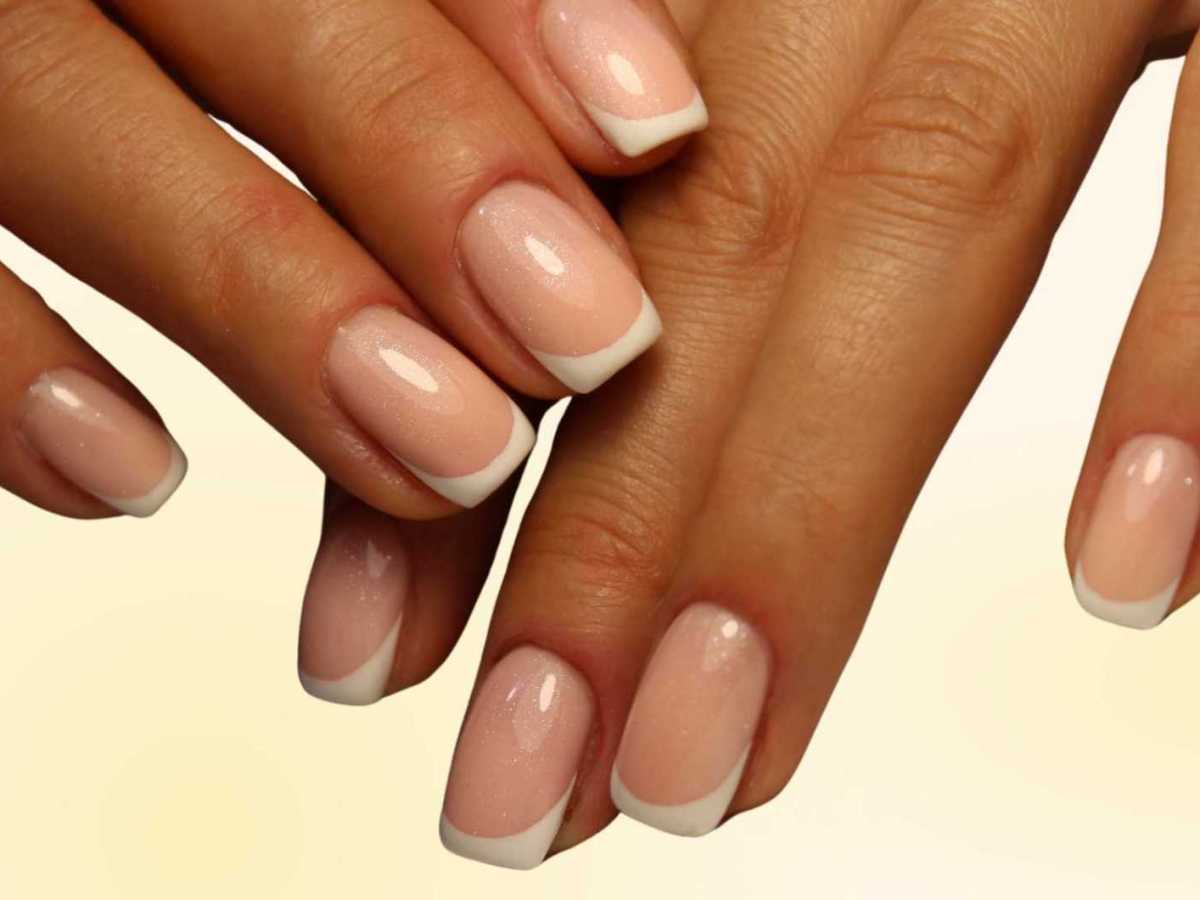Fingern&auml;gel in einer "squoval" Form mit einem French Design