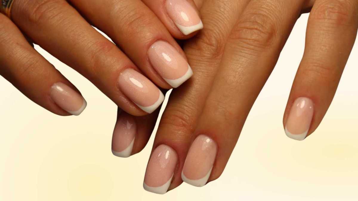 Fingernägel in einer "squoval" Form mit einem French Design