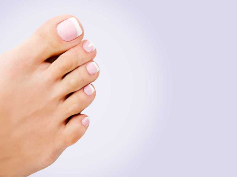 Fußnägel mit French Design