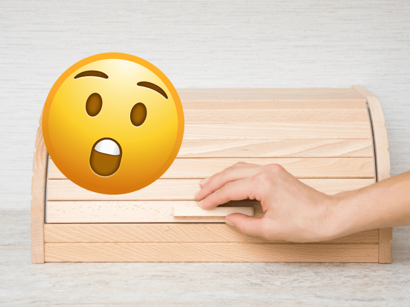 Frau öffnet Brotkasten