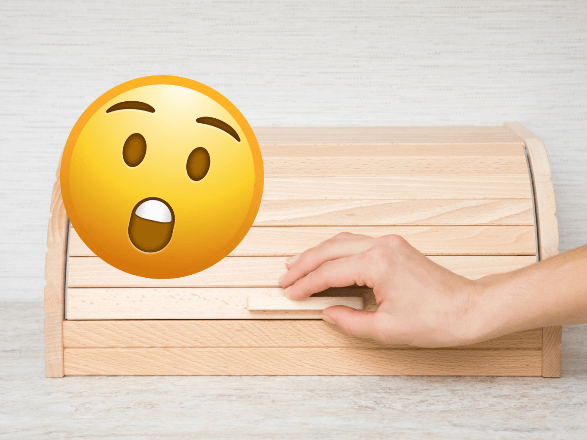 Frau öffnet Brotkasten