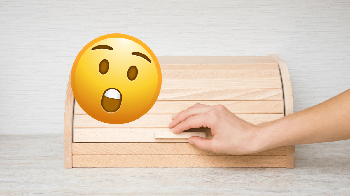 Frau öffnet Brotkasten