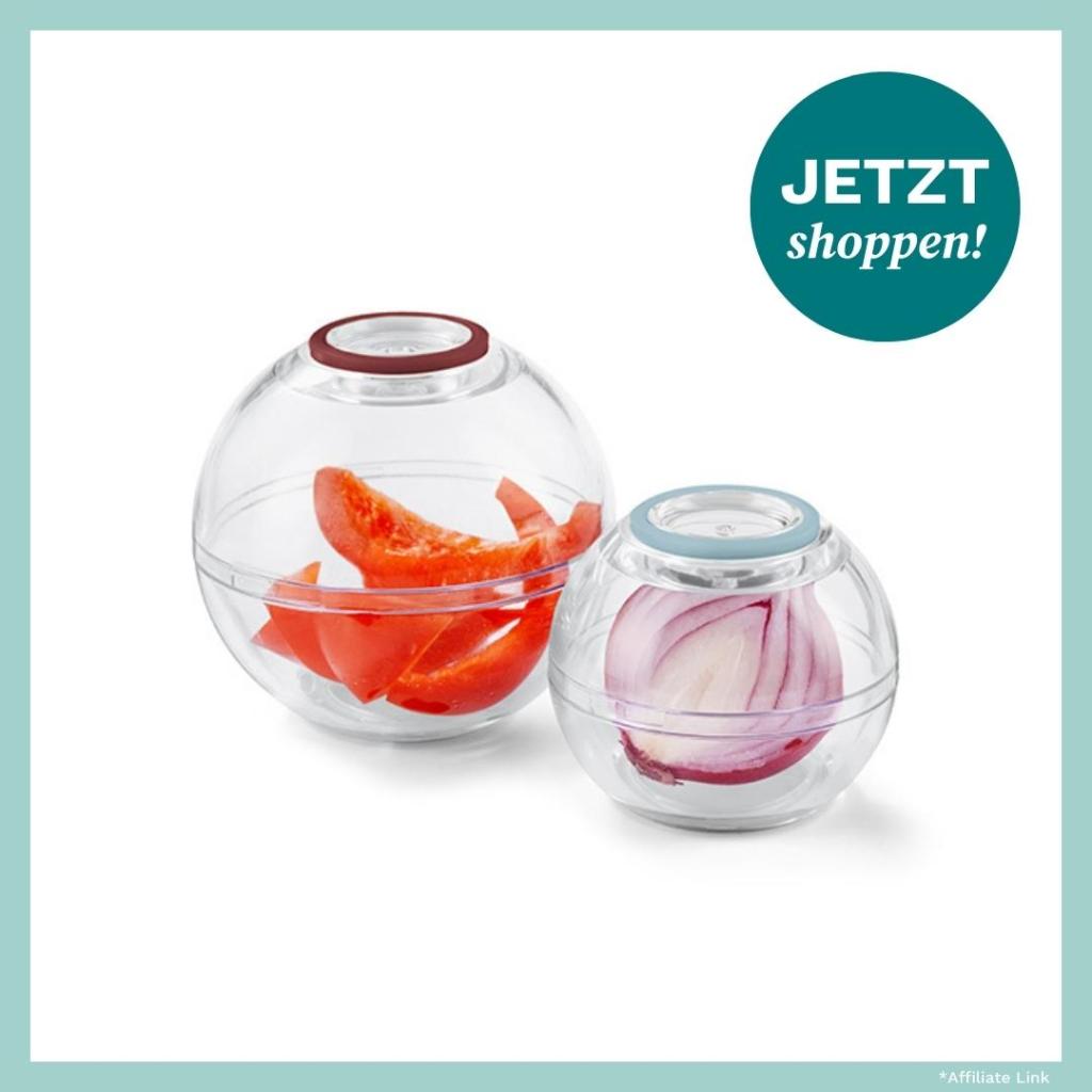 2 Frischhaltekugeln von Tchibo. Darin befinden sich Paprika und Zwiebel.