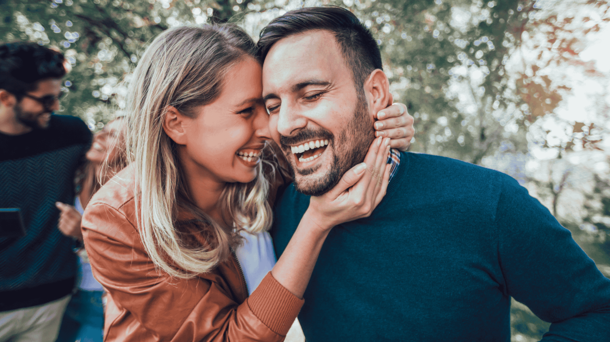Frau und Mann lachen gemeinsam